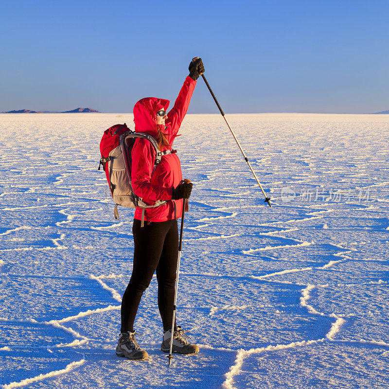 女游客站在乌尤尼Salar de Uyuni，高原玻利维亚